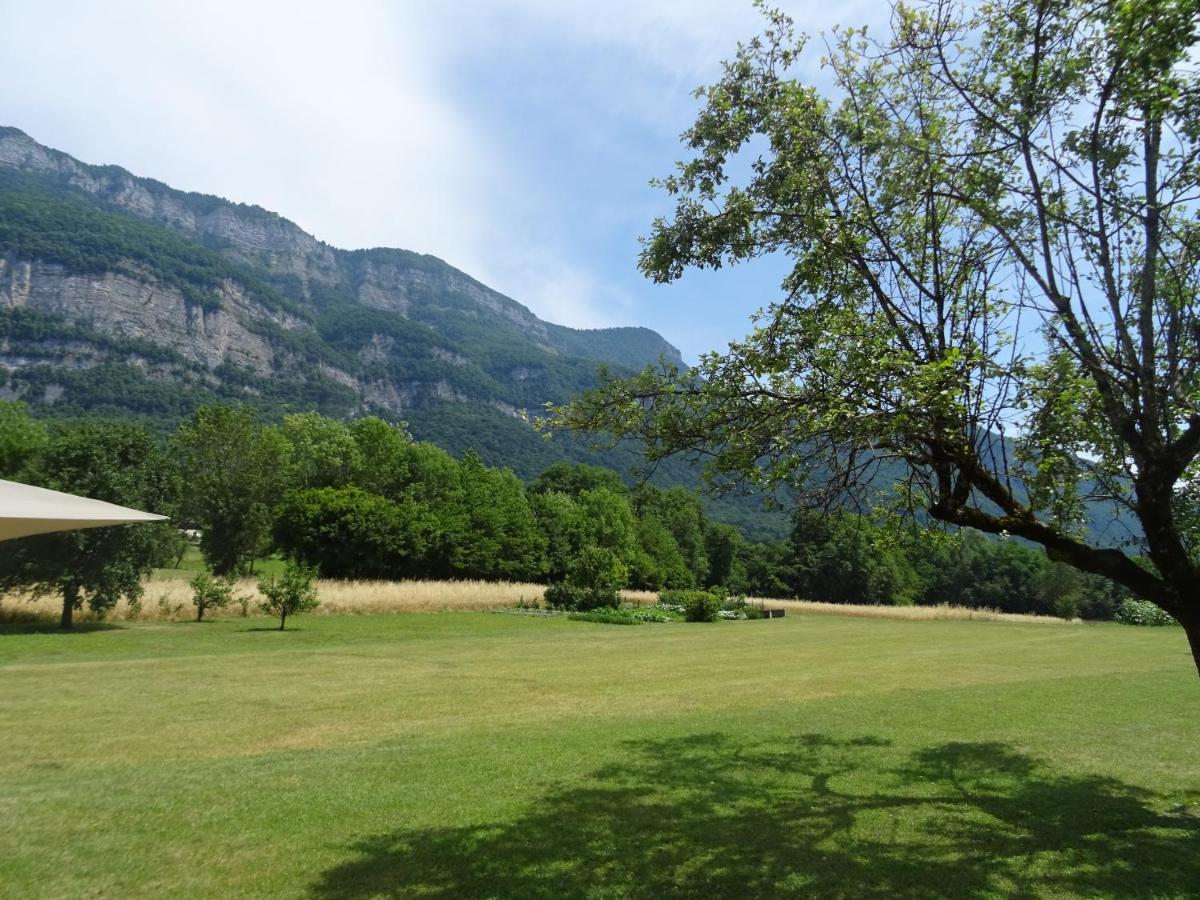 Au Pied Du Pertuiset *