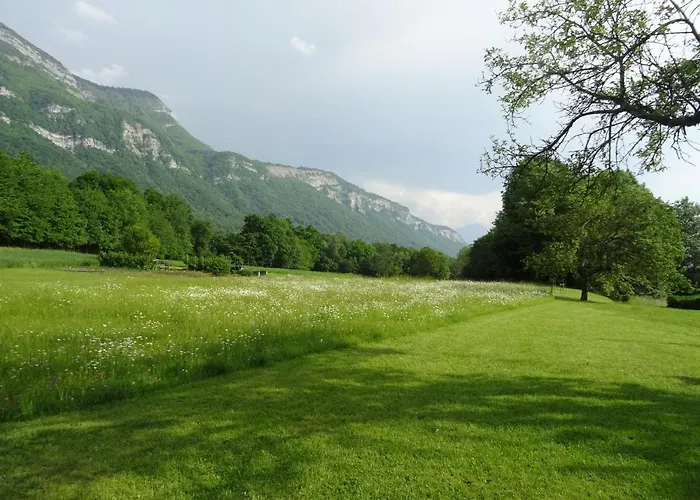 Au Pied Du Pertuiset