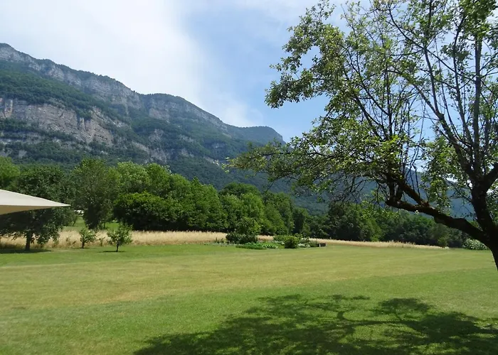 Au Pied Du Pertuiset